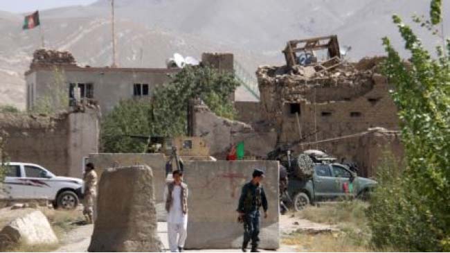 با حمله مهاجمان انتحاری، صدها زندانی از زندان غزنی فرار کردند
