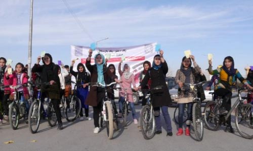 برگزاری رقابت دوچرخه‌سواری دختران برای مبارزه با خشونت علیه زنان