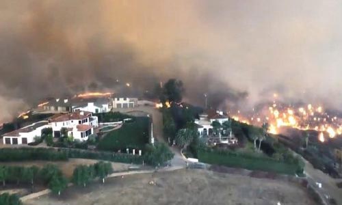 آتش‌سوزی کالیفرنیا  ۲۵ کشته و ۲۵۰ هزار آواره برجای گذاشته است