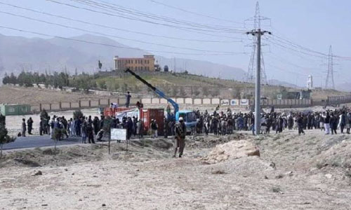 مظاهره کنندگان در میدان شهر شاهراه های کابل - غزنی و بامیان را مسدود کرده اند 