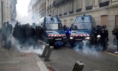 پولیس فرانسه برای متفرق کردن معترضان  به گاز اشک‌آور متوسل شد