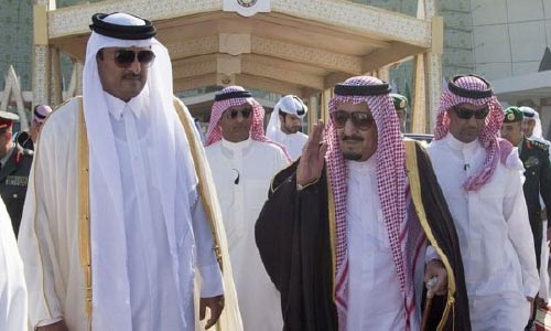 پادشاه سعودی از امیر قطر برای سفر به عربستان دعوت کرد