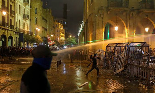حمله پولیس بیروت به معترضان با گاز اشک آور و مرمی پلاستیکی
