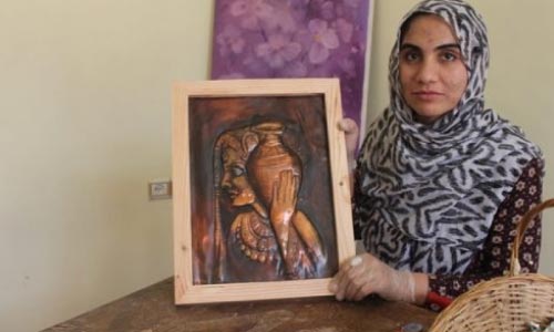 یگانه بانوی حکاک در هرات تلاش  دارد هنر حکاکی را زنده نگهدارد
