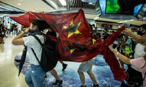 معترضان در هانگ‌کانگ پرچم چین را لگدمال کردند