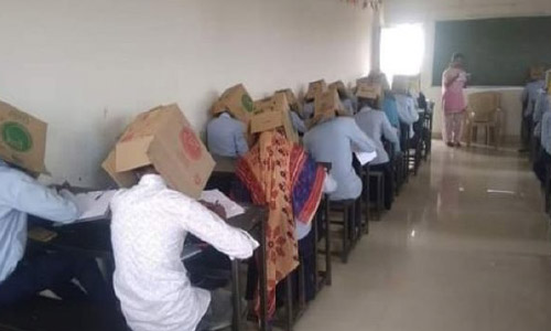 دانش‌آموزان هندی برای جلوگیری از تقلب جعبه مقوایی به سر گذاشتند