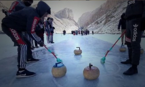 تمرینات تیم کرلینگ در بامیان برای جشنواره بازی‌های زمستانی