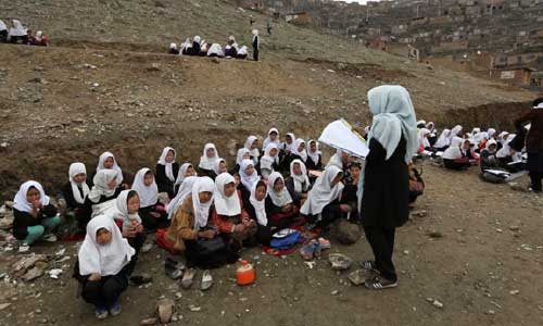 حدود نیمی از کودکان افغانستان از رفتن به مکتب محروم اند 