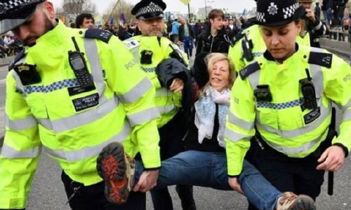 شورش علیه انقراض؛  وزیر داخله بریتانیا خواهان برخورد جدی با معترضان شد