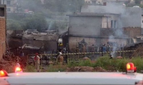 سقوط هواپیمای نظامی پاکستان دستکم ۱۸ کشته بر جای گذاشت