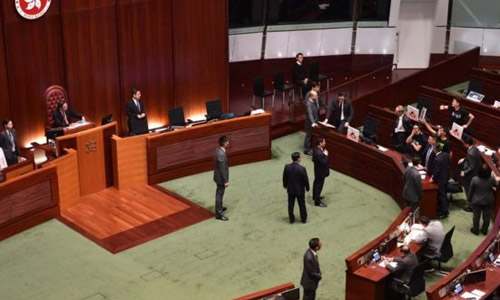 نمایندگان پارلمان هانگ کانگ مانع از سخنرانی رئیس اجرایی شدند