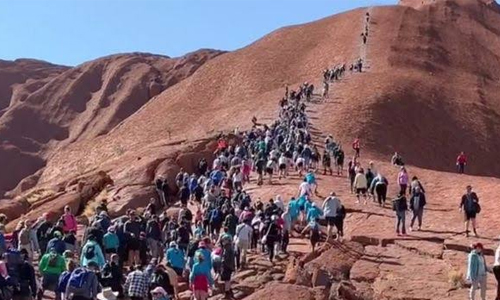 صعود گردشگران به  «کوه مقدس»  در استرالیا ممنوع شد