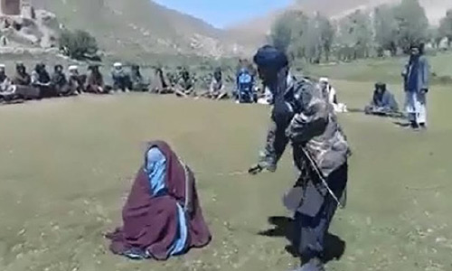 طالبان زن و مردی را در غور شلاق زدند و سرهای شان را تراشیدند