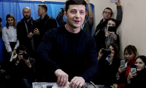 یک طنزپرداز صدرنشین انتخابات ریاست جمهوری اوکراین شد