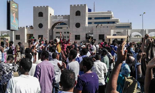 تظاهرات مردم سودان علیه رئيس‌جمهور به خون کشیده شد 