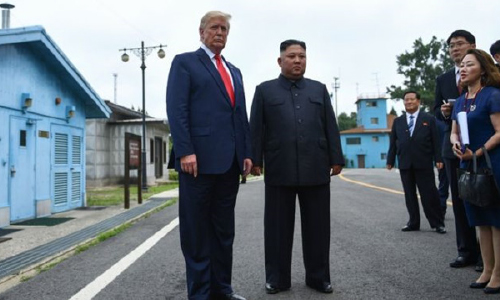 دونالد ترامپ و کیم جونگ اون در خاک کوریای شمالی با هم دست دادند