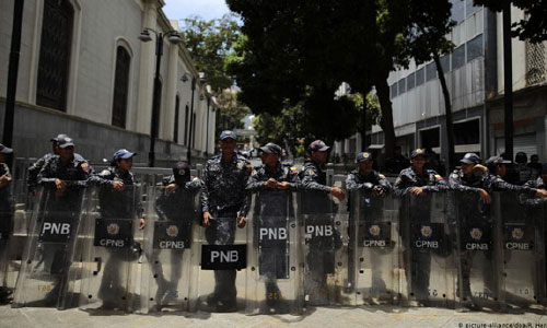 نیروهای امنیتی ونزوئلا از ورود نمایندگان به پارلمان جلوگیری کردند
