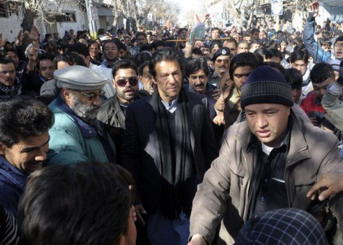 دیدار نخست‌وزیر پاکستان با خانواده کارگران کشته شده هزاره در بلوچستان