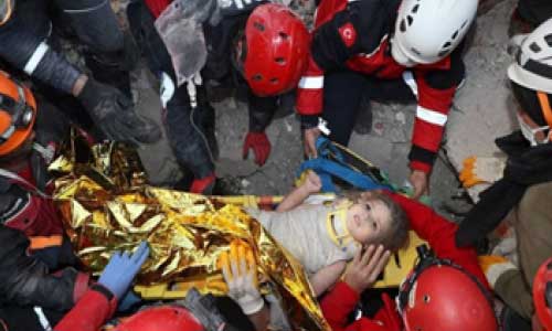 نجات یک دختر خردسال ۹۰ ساعت پس از زلزله ازمیر