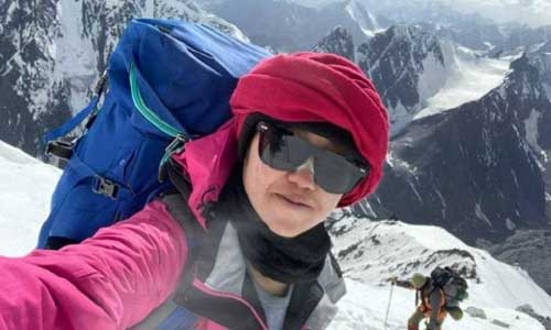 جوان‌ترین دختر کوه نورد افغان بر فراز قله نوشاخ ایستاد