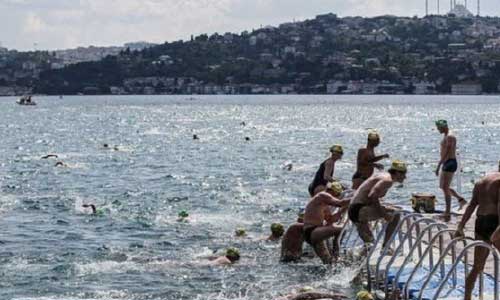 صدها نفر در مسابقه بین‌قاره‌ای شنا در تنگه بسفر شرکت کردند