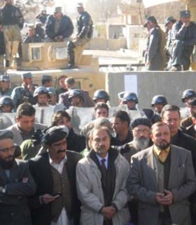 جلوگیری نیروهای امنیتی از ورود نمایندگان معترض به ولسی جرگه