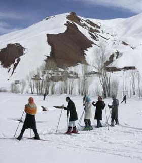 برفباری بازار ورزش اسکی را  در بامیان گرم کرده است