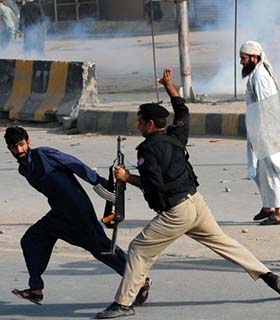 در درگیری بین تظاهر کنندگان پاکستانی و پولیس دستکم دو نفر کشته و دهها تن مجروح شدند