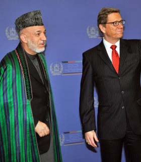 حامد کرزی پاکستان را به تاخیر گفتگوهای صلح متهم کرد 