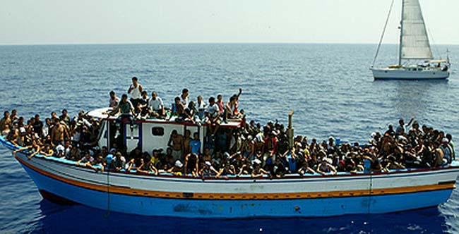 بیش از هزار مهاجر از آب های مدیترانه نجات داده شدند