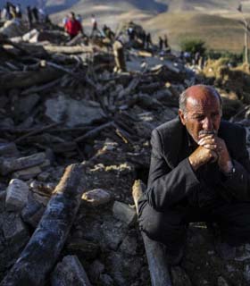 با بیش از 250 کشته عملیات امداد و نجات در مناطق زلزله‌زده ایران پایان یافت